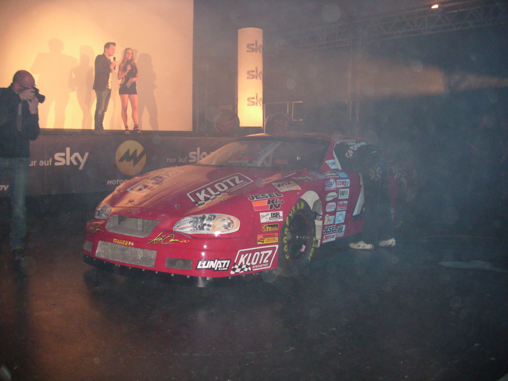 Es wurde sogar ein echtes Nascar in die Halle gefahren!!!